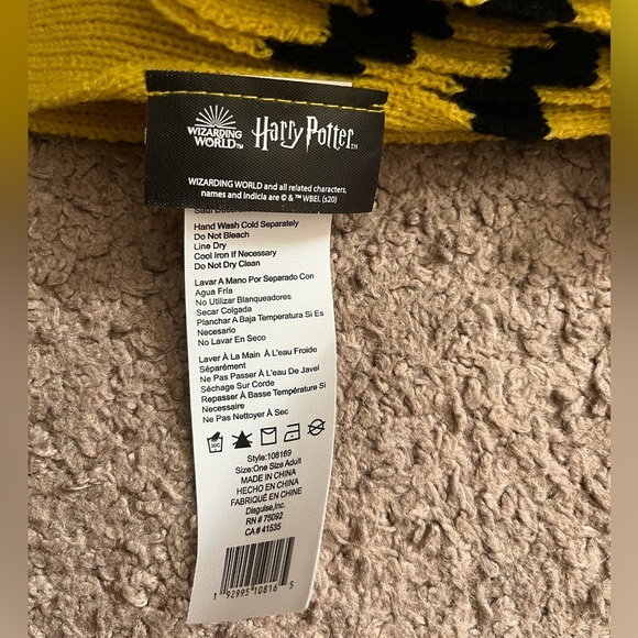 Harry Potter Hufflepuff Scarf - Picture 5 of 7